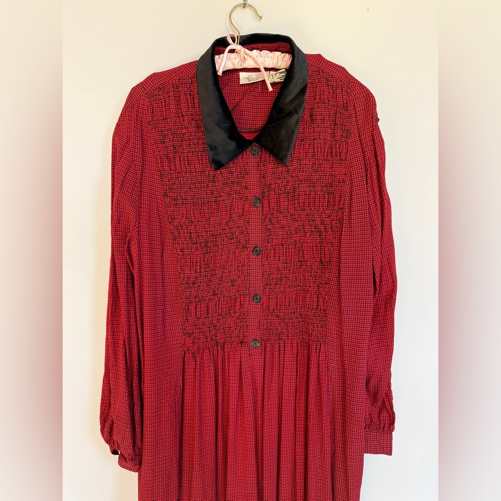 Vintage Red Long Sleeve Midi Dress with Black Collar - Picture 2 of 6
